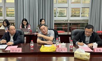 一群人在餐厅的桌子前 描述已自动生成