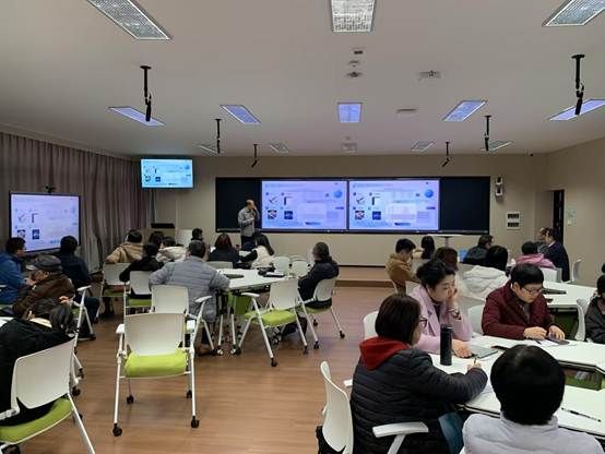 会议室里的人们 AI 生成的内容可能不正确。